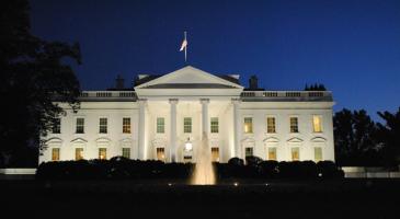 photo of the White House at night