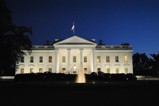 photo of the White House at night