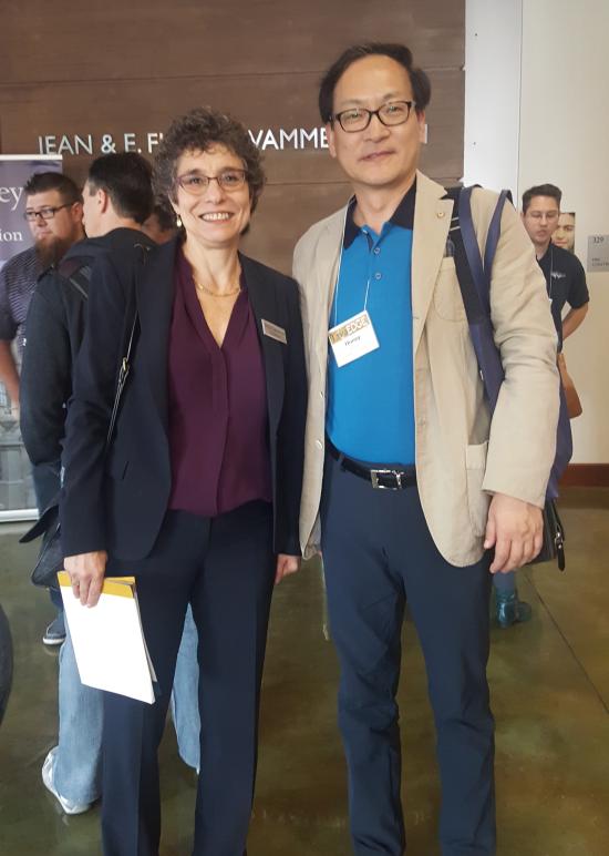 Huney Kong (MIMS ’00) with dean Anno Saxenian at the 2016 DataEDGE conference